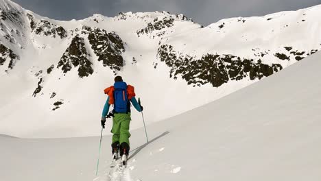 Einsame-Skitour-Mit-Perfekter-Aussicht-Am-Berggipfel