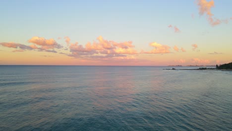 Panorama-Des-Türkisblauen-Wassers-Des-Palm-Beach-In-Queensland,-Australien-Bei-Sonnenuntergang