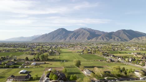 Wasatch-mountains-with-Mapleton-and-Spanish-fork-villages-In-Utah,-USA