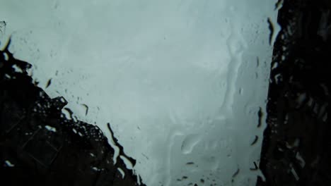 Echtzeitaufnahme-Von-Regen,-Der-Ein-Autofenster-Herunterläuft