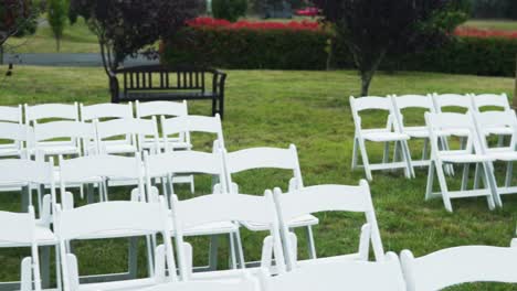 Weiße-Stühle,-Die-Für-Die-Hochzeit-Im-Garten-Arrangiert-Wurden