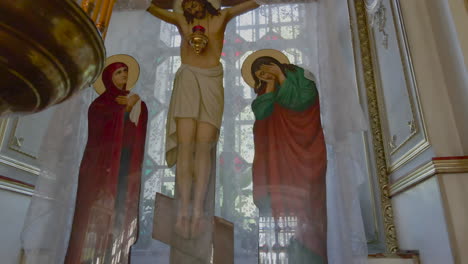 Símbolos-Católicos,-Jesús-En-La-Cruz-Y-Su-Madre-En-La-Iglesia