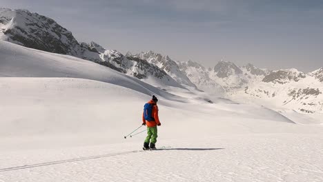 Felicidad-Absoluta-Después-De-Un-Tour-De-Esquí,-Disfrutando-Del-Freeride-Esquiando-Alpino.