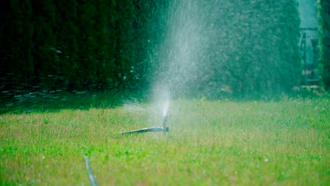 Ansicht-Des-Rasensprengers-Im-Garten-Bewässert-Gras,-Grasbewässerung-Mit-Funktionierendem-Sprinklerbewässerungssystem
