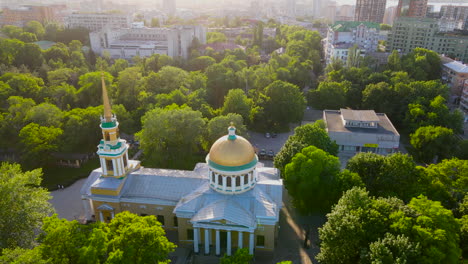 Una-Majestuosa-Vista-De-Drones-De-La-Catedral-De-La-Transfiguración-Del-Salvador-Una-Iglesia-Ortodoxa-Principal-De-Dnipro,-Ucrania