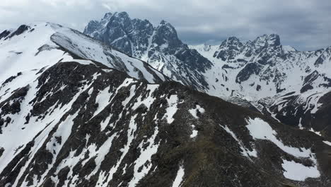 Filmische-Epische-Drohnenaufnahme-Der-Schneebedeckten-Georgischen-Dolomiten-Im-Kaukasus-In-Georgien