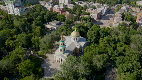 A-drone-view-of-The-Saviour's-Transfiguration-Cathedral-a-main-Orthodox-church-of-Dnipro,-Ukraine