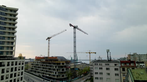 Luftaufnahme-Eines-Auf-Einer-Großen-Baustelle-Errichteten-Apartmentkomplexes-In-Gdynia,-Polen