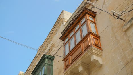 Fachada-De-Un-Edificio-Con-Una-Típica-Ventana-De-Proa-De-Madera-En-El-Centro-Histórico-De-Birgu-En-Malta