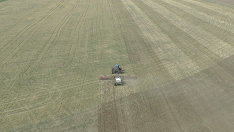 Tractor-Pesado-Sembrando-Semillas-En-Tierras-Cultivables-De-Saskatchewan