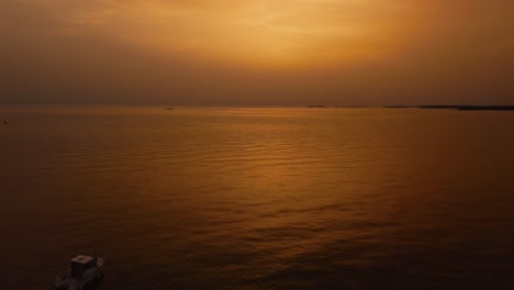 Rückwärts-Fliegen-über-Einem-Urlaubsjachtschiff-Fischerboot-Durch-Die-Schöne-Orangefarbene-Und-Rote-Sonnenuntergangsküstenbucht-Im-Idyllischen-Adriatischen-Mittelmeer-An-Der-Kroatischen-Küste