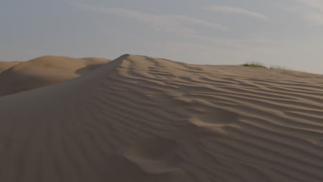 Wind-blows-sand-over-desert-dunes.-Timelapse