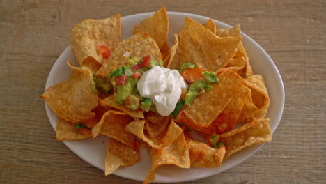 Chips-De-Tortilla-De-Nachos-Mexicanos-Con-Jalapeño,-Guacamole,-Salsa-De-Tomate-Y-Salsa