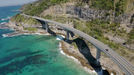 Fahrt-Durch-Eine-Straßenbrücke-Vorbei-An-Felsigen-Klippen-Am-Meer-Klippenbrücke-In-Der-Nähe-Von-Wollongong,-Südküste-Von-NSW,-Australien