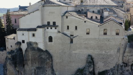 Cuenca,-España---Impresionante-Arquitectura-De-Edificios-Antiguos-Medievales,-Antena