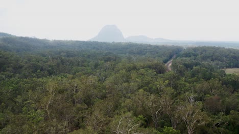 üppige-Grüne-Waldlandschaft-Und-Blick-Auf-Die-Berge-Des-Glashauses-In-Queensland-Australien---Luftaufnahme