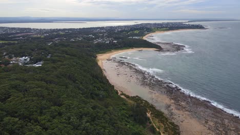 Scenery-Of-Bateau-Bay-And-Shelly-Beach-From-The-Crackneck-Lookout-At-Wyrrabalong-National-Park-In-NSW,-Australia