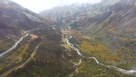 Vista-Asombrosa-Sobre-La-Carretera-Alpina-De-Alta-Montaña-De-Grimselpass-Y-Los-Alpes-Suizos-En-El-Fondo