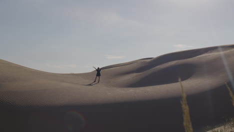 Ein-Mädchen-In-Schwarzem-Kleid-Geht-über-Die-Oberfläche-Von-Wüstendünen
