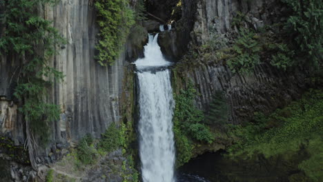 Drone-shot-of-Toketee-Falls-in-Umpqua-National-Forest-in-Oregon,-rising-and-tilting-down