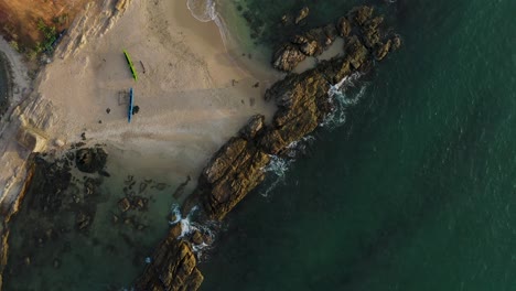 Stimmungsvoller-Felsiger-Strand-Auf-Der-Tropischen-Insel-Sri-Lanka,-Ruhige-Wellen,-Salli