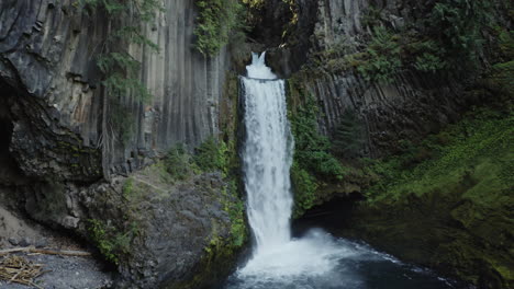 Wide-drone-shot-pushing-in-on-Toketee-Falls,-Oregon