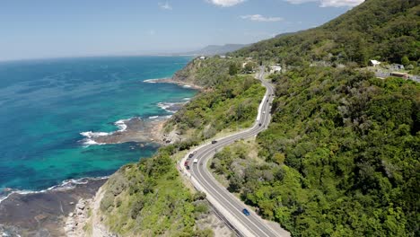 Asphaltierte-Küstenstraße-Mit-Bewachsenen-Hügeln-An-Der-Klippenbrücke-In-Der-Nähe-Von-Wollongong-In-New-South-Wales,-Australien