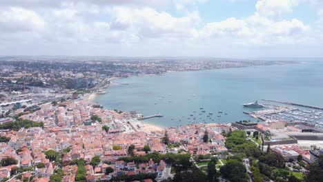 Eine-Umkreisende-Aufnahme-Des-Stadtzentrums-Von-Cascais-Und-Der-Wichtigsten-Strände-In-Portugal