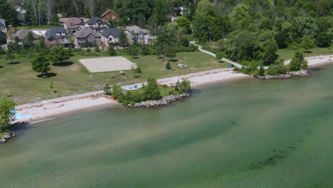 Aerial-parallax-shot-of-Innisfil-beach-on-Lake-Simcoe-coast,-Ontario,-Canada