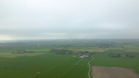 Malerische-Landschaftsfelder-Mit-Sich-Drehenden-Windmühlen-Am-Dunstigen-Morgen