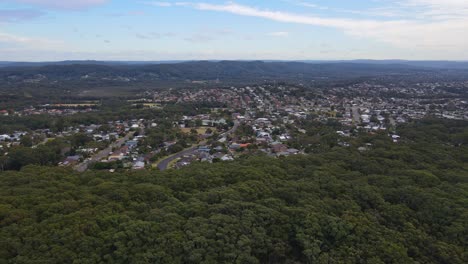 Panoramablick-Auf-Den-Vorort-Norah-Head-Mit-Dichten-Grünen-Wäldern-In-New-South-Wales,-Australien