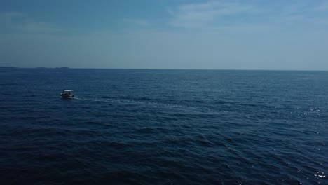Fliegen-Nah-über-Einer-Urlaubsjacht-Schiffsboot-In-Einer-Blauen-Klaren-Wasserküstenbucht-Im-Idyllischen-Adriatischen-Mittelmeerozean-An-Der-Kroatischen-Küste-Mit-Blauem-Himmel