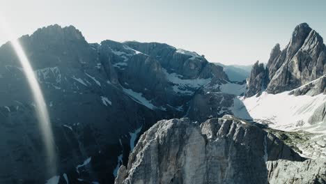 Dynamische-Luftaufnahmen-Von-Gipfeln-In-Den-Südtiroler-Dolomiten
