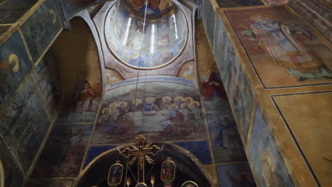 Eine-Kunstschönste-Architektur-Einer-Orthodoxen-Kirche-Innenschwenkansicht