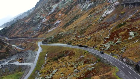 Autocaravana-Gris-Que-Conduce-La-Carretera-Grimselpass-En-Suiza-En-Otoño