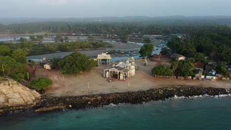 Bunter-Hinduistischer-Tempel-An-Der-Tropischen-Küste-Von-Sri-Lanka,-Muthumariamman