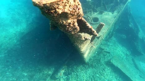 Divers-underwater-exploring-shipwreck-in-Dugi-Otok,-Croatia