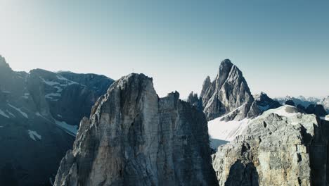 Langsam-Schwenkende-Luftaufnahmen-Eines-Gipfels-In-Den-Dolomiten-Mit-Anderen-Vorbeiziehenden-Bergen-Im-Hintergrund