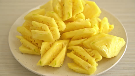 Frische-Ananas-In-Scheiben-Geschnitten-Auf-Dem-Teller