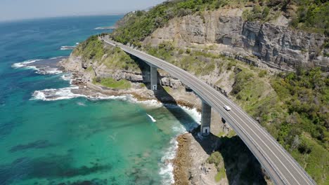 Atemberaubende-Aussicht-Auf-Ein-Auto,-Das-Auf-Der-Sea-Cliff-Bridge-Entlang-Des-Grand-Pacific-Drive-In-Der-Nähe-Von-Wollongong-In-New-South-Wales,-Australien,-Fährt