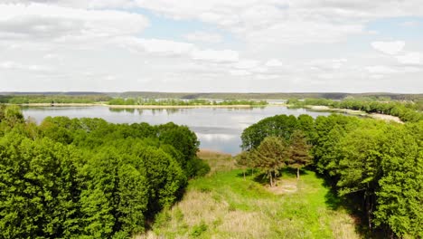 Malerischer-See,-Umgeben-Von-üppiger-Vegetation,-In-Der-Nähe-Des-Dorfes-Styporc-Im-Kreis-Chojnice,-Nordpolen
