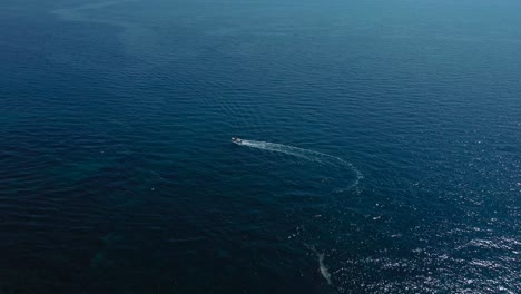 Volando-Sobre-Un-Barco-De-Yate-De-Vacaciones-En-Una-Bahía-Azul-Clara-Junto-Al-Mar-En-El-Idílico-Mar-Mediterráneo-Adriático-Junto-A-La-Costa-Croata-Con-Cielo-Azul