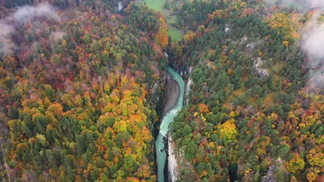 Beautiful-blue-canyon-river-in-autumn-forest,-top-view