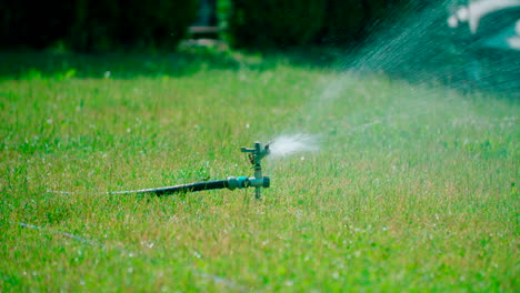 Nahaufnahme-Des-Rasensprengers-Im-Garten-Bewässert-Gras,-Grasbewässerung-Mit-Funktionierendem-Sprinklerbewässerungssystem