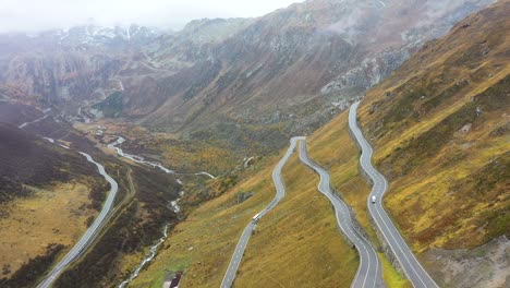 Vista-Sobre-La-Carretera-Alpina-De-Alta-Montaña-De-Grimselpass-Y-Los-Alpes-Suizos-En-Segundo-Plano