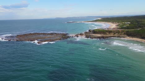 Aerial-View-Of-Soldiers-Point-And-Soldiers-Beach-By-Turquoise-Blue-Sea-At-Daytime---Pebbly-Beach-At-Norah-Head,-NSW,-Australia