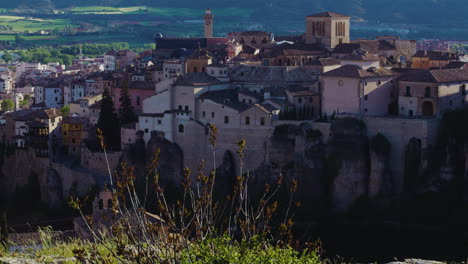 Atemberaubender-Blick-Auf-Hängende-Häuser-Auf-Den-Klippen-Von-Cuenca,-Spanien---Vergrößern