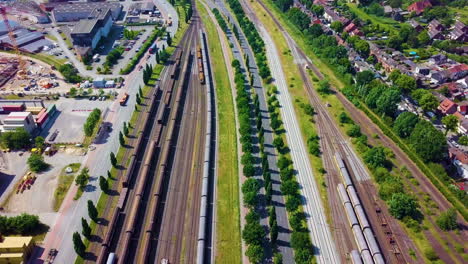 Vista-Panorámica-De-La-Estación-De-Tren-Cerca-Del-Puerto-Deportivo-En-Bremen,-Alemania