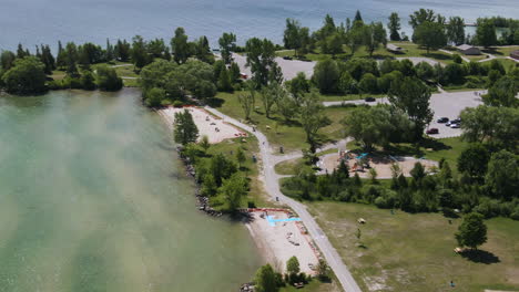 Aerial-parallax-shot-of-Innisfil-beach-park-in-southern-Ontario,-Canada