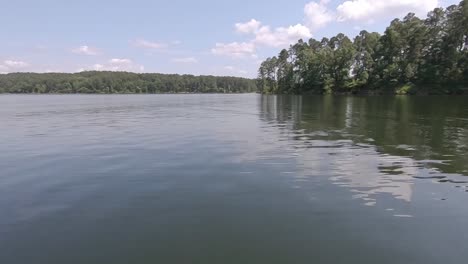 Weiße-Wolken-Blauer-Himmel-Bootsfahrt-Auf-Dem-See-Low-Angle-Shot-Degray-Lake-Arkansas-Usa
